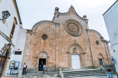 beyaz sokak ile katedral Ostuni, İtalya