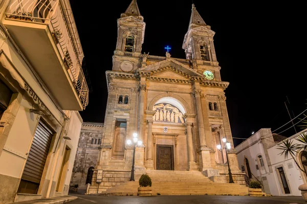 イタリア、アルベロベッロの照らされた大聖堂 — ストック写真