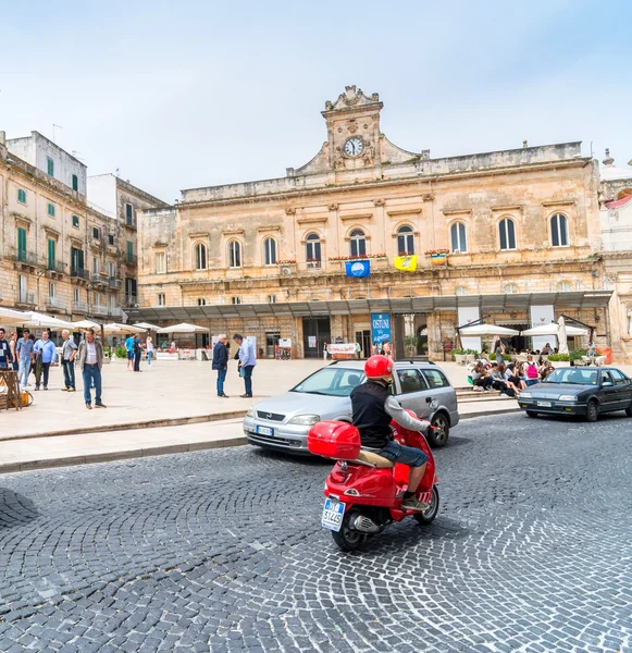 旧市街、オストゥーニ、イタリアの主な広場 — ストック写真