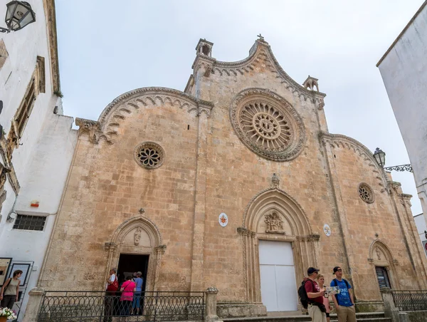 Vit gatan med katedralen i Ostuni, Italy — Stockfoto