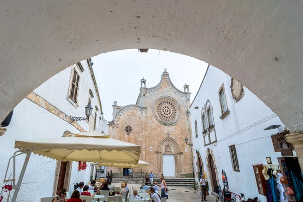 Strada bianca con Cattedrale di Ostuni, Italia — Foto Stock