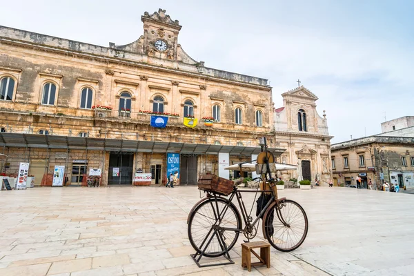 Vecchia smerigliatrice per coltelli in bicicletta e piazza principale a Ostuni — Foto Stock