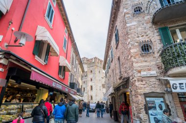 cadde görünümü mağaza ve turistler Sirmione, İtalya