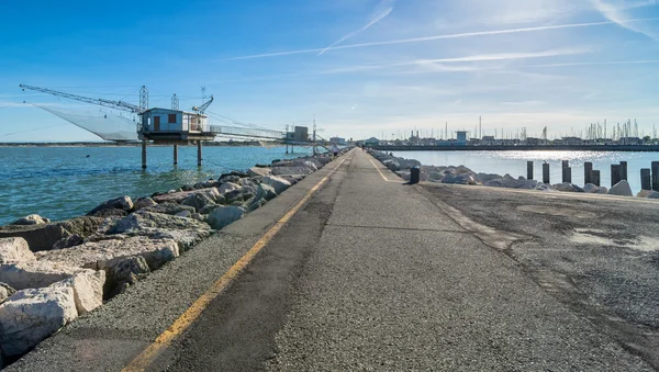 Jetée et cabane de pêche à Marina di Ravenna, Italie — Photo