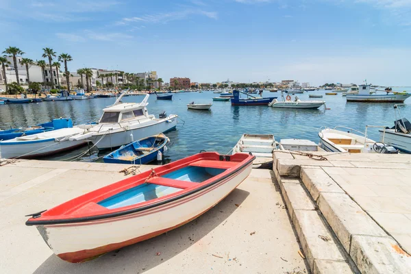 Porto Cesareo pobřeží v Jónském pobřeží, Itálie — Stock fotografie