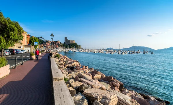 Lerici typische dorp, kasteel en haven in Ligurië — Stockfoto