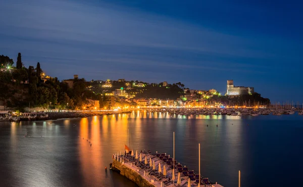 Vedere de noapte a satului Lerici și a mării mediteraneene din Liguria — Fotografie, imagine de stoc