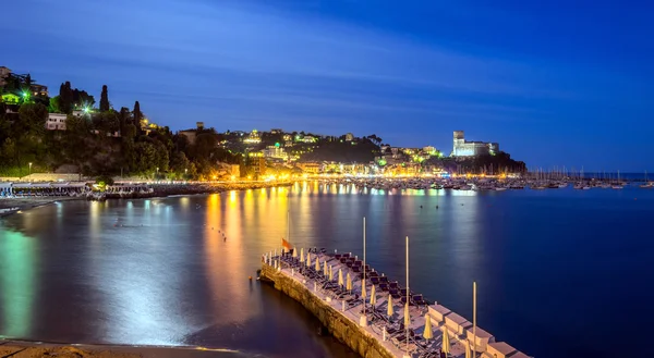 Vedere de noapte a satului Lerici și a mării mediteraneene din Liguria — Fotografie, imagine de stoc