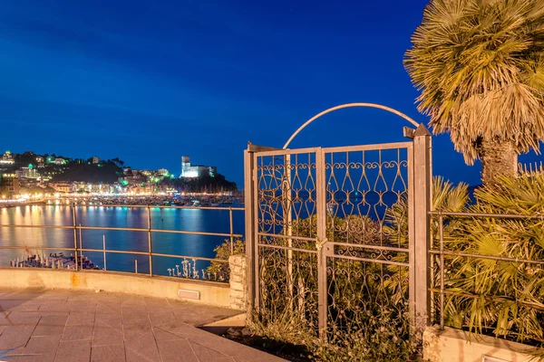 Vista nocturna del pueblo de Lerici y el mar mediterráneo en Liguria —  Fotos de Stock