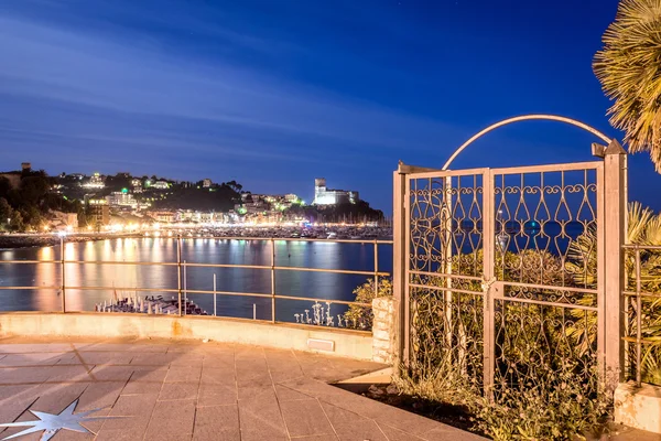 Vista nocturna del pueblo de Lerici y el mar mediterráneo en Liguria — Foto de Stock