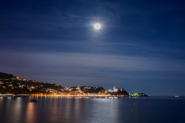 Vista nocturna del pueblo de Lerici y el mar mediterráneo en Liguria — Foto de Stock