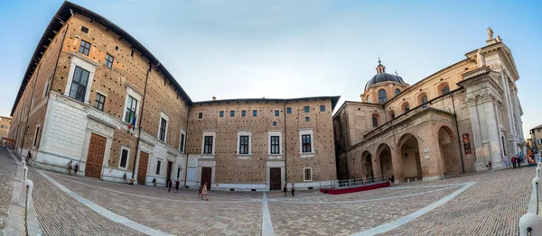 Duca Federico plein en de kathedraal van Urbino — Stockfoto