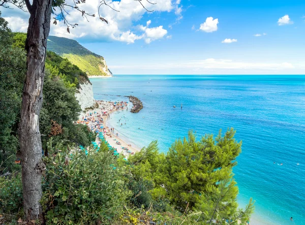Sirolo pláž v národním parku Conero, Itálie — Stock fotografie