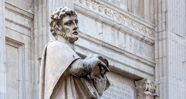 Estatua de San Crescentino en Urbino, Italia —  Fotos de Stock