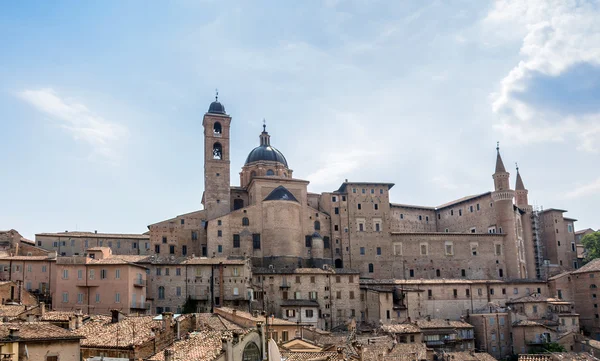 Στον ορίζοντα του Urbino με το παλάτι των Δόγηδων, Ιταλία — Φωτογραφία Αρχείου