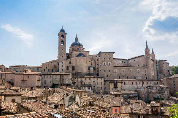 Urbino skyline met Ducal Palace, Italië — Stockfoto