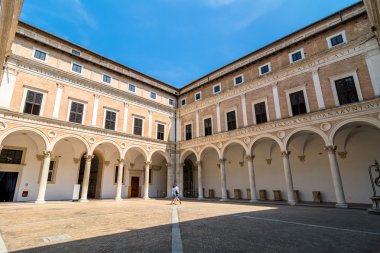 Ducal Sarayı avlu Urbino, İtalya