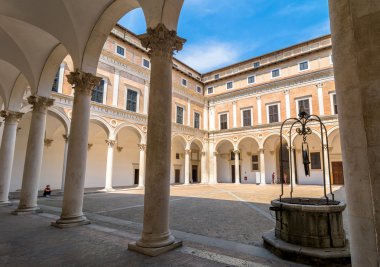 Ducal Sarayı avlu Urbino, İtalya