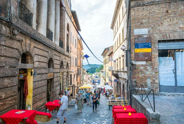 Вид на улицу в Урбино, Италия — стоковое фото