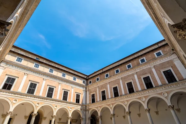 Ducal Sarayı avlu Urbino, İtalya — Stok fotoğraf