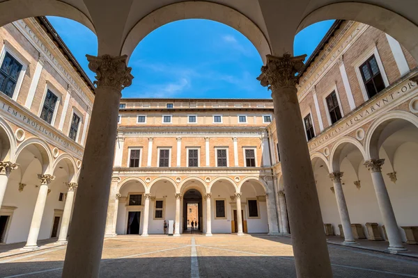 Dziedziniec Pałacu Książęcego w Urbino, Włochy — Zdjęcie stockowe