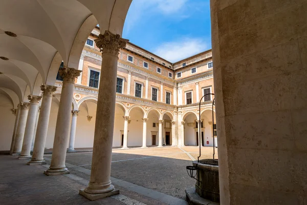 Binnenplaats van het hertogelijk paleis in Urbino, Italië — Stockfoto