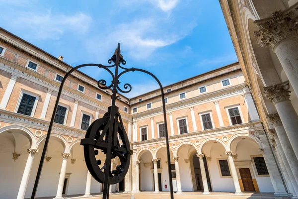 Patio del Palacio Ducal en Urbino, Italia —  Fotos de Stock