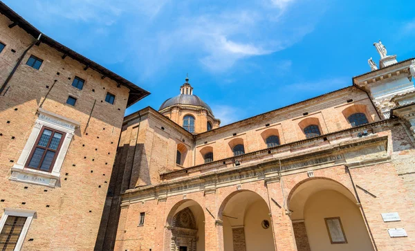 Ducal Palaces innergård i Urbino, Italien — Stockfoto