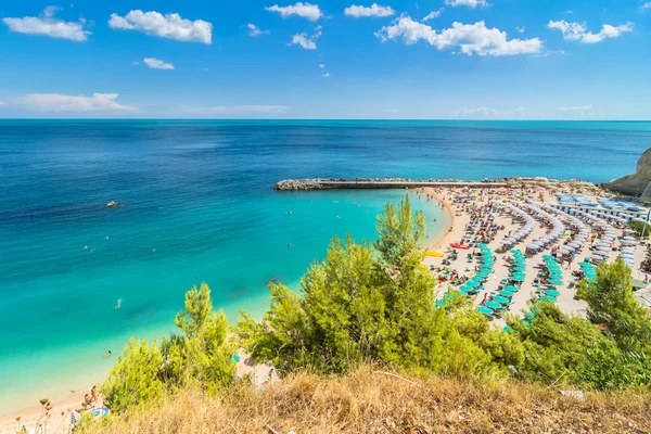 Plage Sirolo dans le parc national de Conero, Italie — Photo