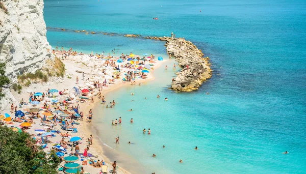 Plage Sirolo dans le parc national de Conero, Italie — Photo