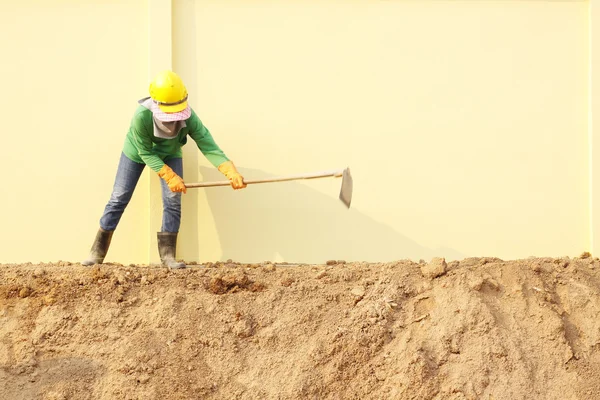 Εργάτης σκάψιμο — Φωτογραφία Αρχείου