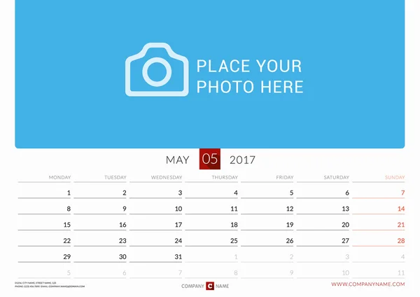 Muro Calendario mensual para 2017 Año. Plantilla de impresión de diseño vector. La semana empieza el lunes. Orientación al paisaje — Vector de stock