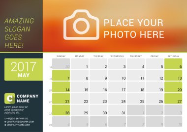Mayıs 2017. Masa takvimi 2017 yıl için. Vektör tasarım fotoğraf, Logo ve iletişim bilgileri için yer yazdırma şablonu. Hafta başlar Pazar. Hafta numaralarını ve notlar için yer ile takvim Kılavuzu