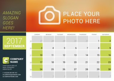 Eylül 2017. Masa takvimi 2017 yıl için. Vektör tasarım fotoğraf, Logo ve iletişim bilgileri için yer yazdırma şablonu. Hafta başlar Pazar. Hafta numaralarını ve notlar için yer ile takvim Kılavuzu