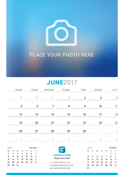 Junio de 2017. Muro Calendario mensual para 2017 Año. Plantilla de impresión de diseño vectorial con lugar para la foto. La semana empieza el lunes. 3 meses en la página — Vector de stock