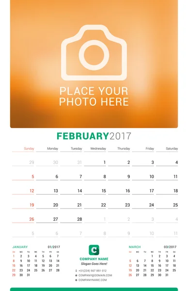 Febrero de 2017. Muro Calendario mensual para 2017 Año. Plantilla de impresión de diseño vectorial con lugar para la foto. La semana empieza el domingo. 3 meses en la página — Vector de stock