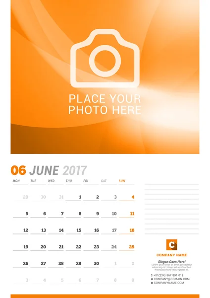 Июнь 2017 года. Ежемесячный календарь на 2017 год. Шаблон для печати векторного дизайна с местом для фотографии. Начинается в понедельник. Шаблон планировщика. Канцелярский дизайн — стоковый вектор