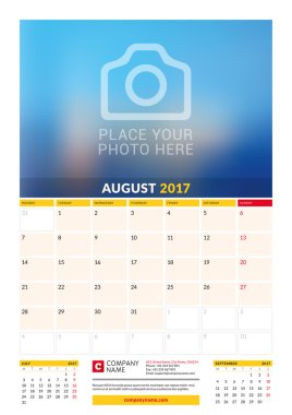 Ağustos 2017. Duvar 2017 yıl için aylık takvim. Vektör tasarım yer için fotoğraf yazdırma şablonu. Hafta başlıyor Pazartesi. Sayfa 3 ay. Planlayıcısı şablonu. İleti örneği tasarım