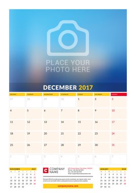 Aralık 2017. Duvar 2017 yıl için aylık takvim. Vektör tasarım yer için fotoğraf yazdırma şablonu. Hafta başlıyor Pazartesi. Sayfa 3 ay. Planlayıcısı şablonu. İleti örneği tasarım