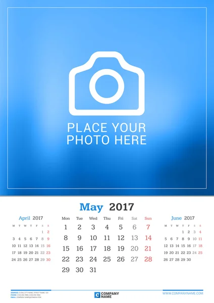 Mai 2017. Calendrier mensuel mural pour 2017 Année. Modèle d'impression vectoriel avec place pour la photo. La semaine commence lundi. 3 mois sur la page — Image vectorielle
