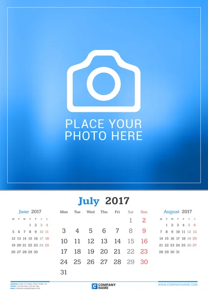 Juillet 2017. Calendrier mensuel mural pour 2017 Année. Modèle d'impression vectoriel avec place pour la photo. La semaine commence lundi. 3 mois sur la page — Image vectorielle