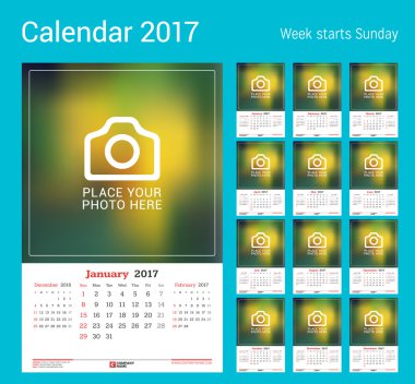 Duvar 2017 yıl için aylık takvim. Vektör tasarım yer için fotoğraf yazdırma şablonu. Hafta başlar Pazar. Sayfa 3 ay. 12 ay kümesi