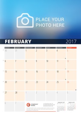 2017 Yılı Duvar Takvimi Planlayıcısı. Fotoğraf ve Notlar için Yer ile Vektör Tasarım Yazdırma Şablonu. Ayın evreleri. Hafta Pazartesi başlar. Sayfada 3 Ay. Şubat 2017