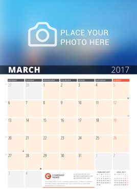 2017 Yılı Duvar Takvimi Planlayıcısı. Fotoğraf ve Notlar için Yer ile Vektör Tasarım Yazdırma Şablonu. Ayın evreleri. Hafta Pazartesi başlar. Sayfada 3 Ay. Mart 2017