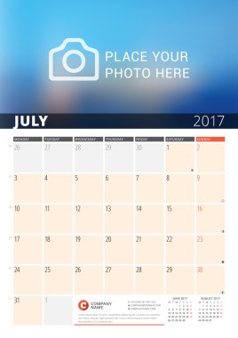 2017 Yılı Duvar Takvimi Planlayıcısı. Fotoğraf ve Notlar için Yer ile Vektör Tasarım Yazdırma Şablonu. Ayın evreleri. Hafta Pazartesi başlar. Sayfada 3 Ay. Temmuz 2017
