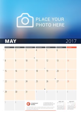 2017 Yılı Duvar Takvimi Planlayıcısı. Fotoğraf ve Notlar için Yer ile Vektör Tasarım Yazdırma Şablonu. Ayın evreleri. Hafta Pazartesi başlar. Sayfada 3 Ay. Mayıs 2017