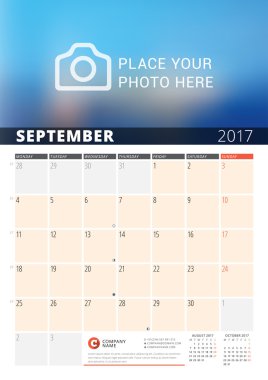 2017 Yılı Duvar Takvimi Planlayıcısı. Fotoğraf ve Notlar için Yer ile Vektör Tasarım Yazdırma Şablonu. Ayın evreleri. Hafta Pazartesi başlar. Sayfada 3 Ay. Eylül 2017