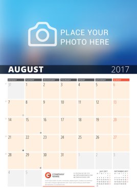 2017 Yılı Duvar Takvimi Planlayıcısı. Fotoğraf ve Notlar için Yer ile Vektör Tasarım Yazdırma Şablonu. Ayın evreleri. Hafta Pazartesi başlar. Sayfada 3 Ay. Ağustos 2017