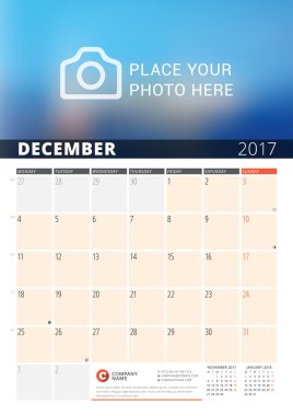 2017 Yılı Duvar Takvimi Planlayıcısı. Fotoğraf ve Notlar için Yer ile Vektör Tasarım Yazdırma Şablonu. Ayın evreleri. Hafta Pazartesi başlar. Sayfada 3 Ay. Aralık 2017
