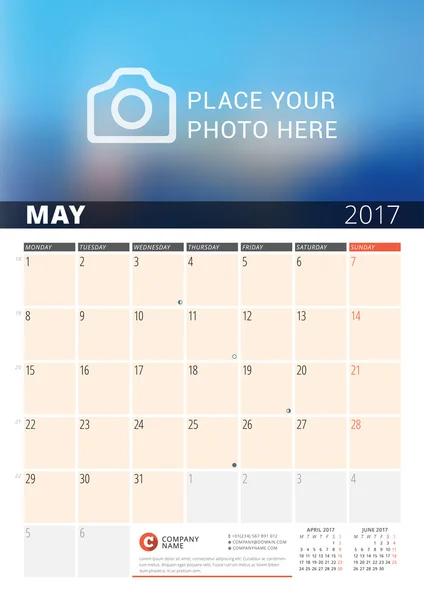Fali naptár Planner a 2017 év. Vektor tervez nyomtatvány mintadeszka-val hely részére fénykép és jegyzék. Fázisai a Hold. A hét hétfővel kezdődik. 3 hónapok-ra oldal. Május 2017. — Stock Vector